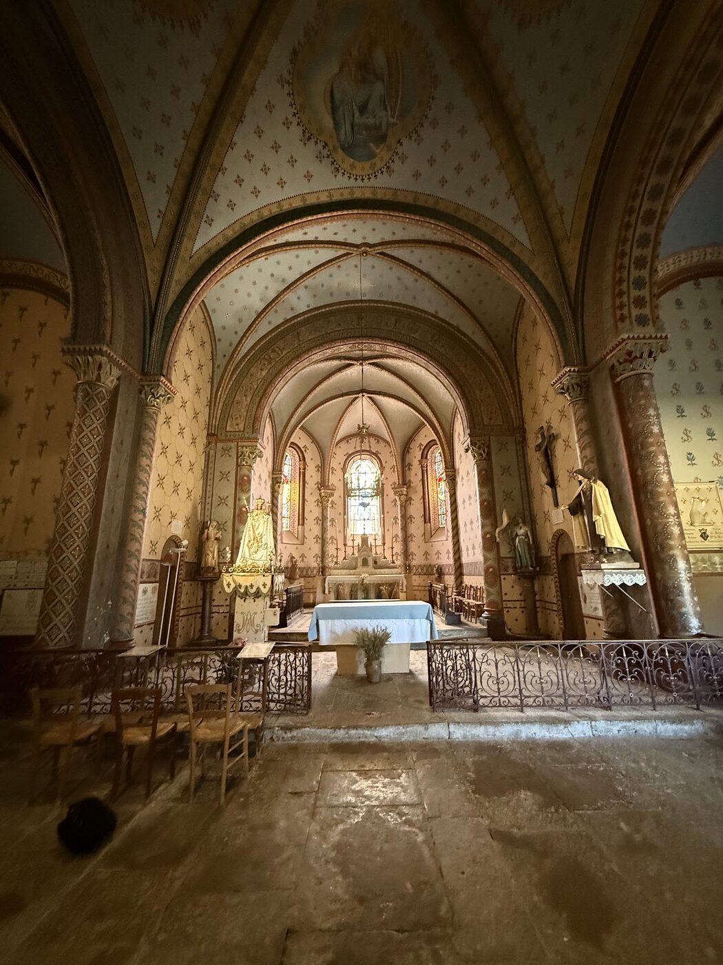 Van buiten een gewone dorpskerk, van binnen van boven tot onder beschilderd. Daarvoor stop ik dus.