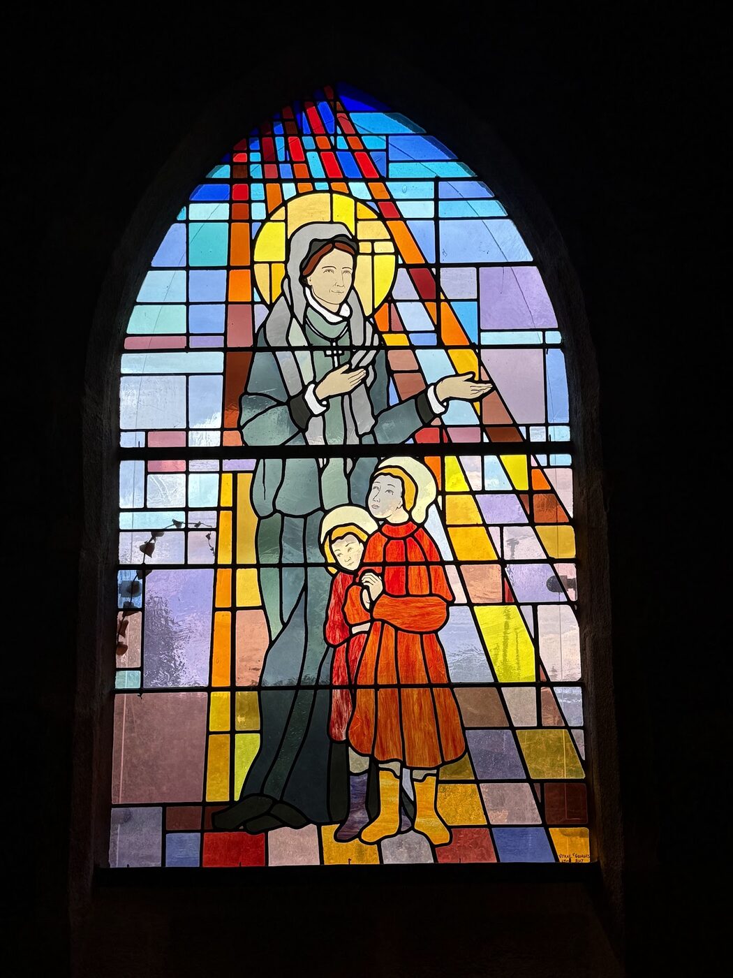 En dan sta je in een donkere kerk naar zo'n raam te kijken. Modern werk, van 2017.