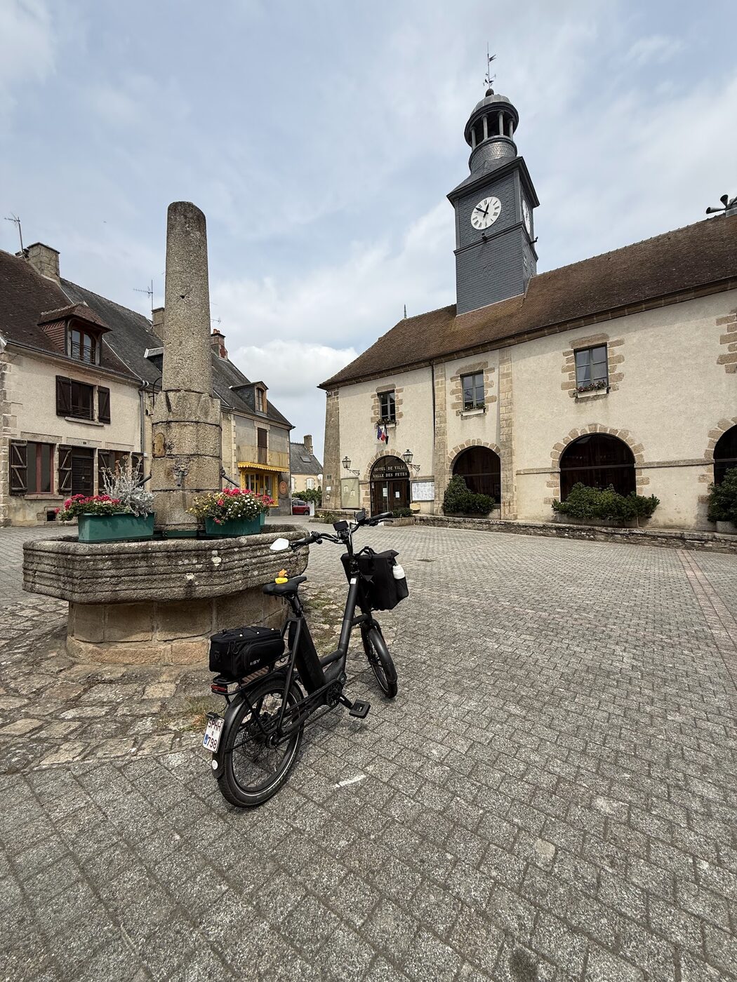 Een dorpsplein met een fontein en een gemeentehuis, en verder geen mens. Dat had ik een paar keer per dag.