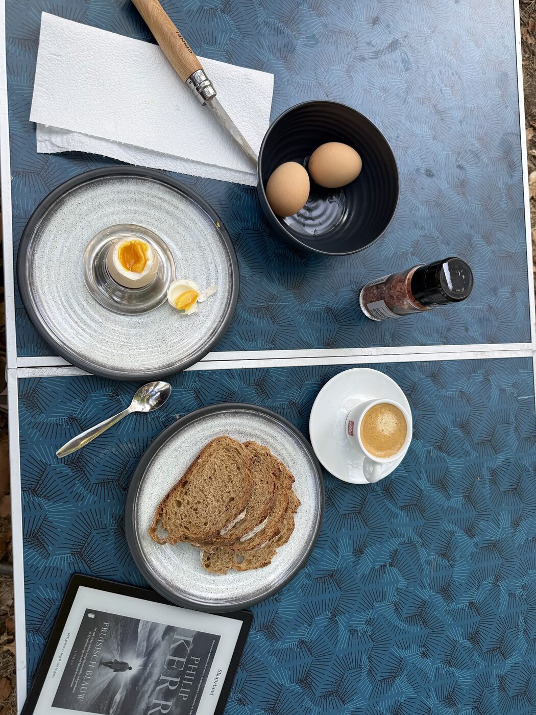Ontbijt op de klaptafel: ei, geroosterd brood, een espresso en mijn Opinel. Ik heb elf dagen zo gegeten.