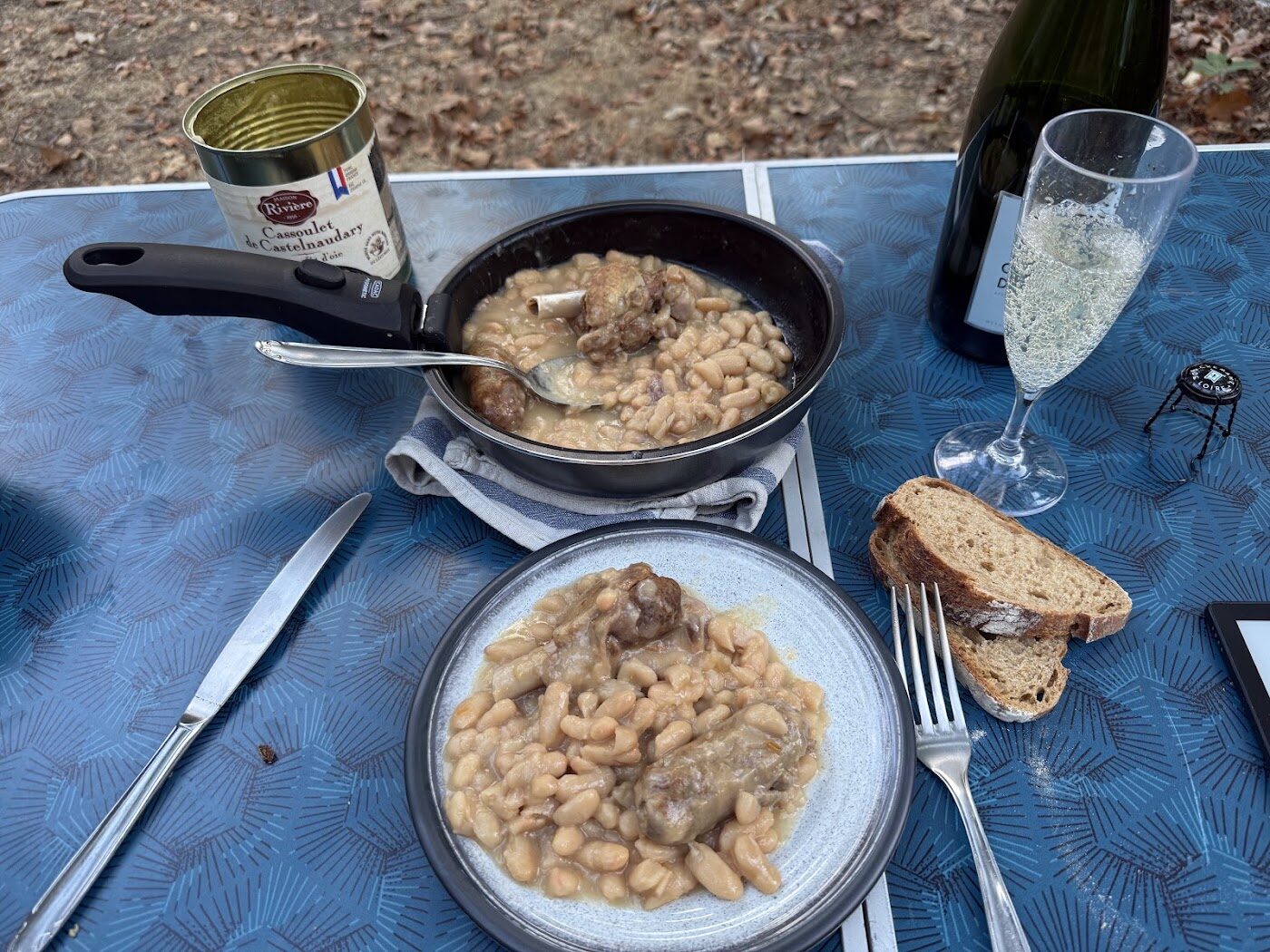Cassoulet uit blik, opgewarmd in de pan. Met een glas crémant erbij is dat een volwaardig avondmaal.
