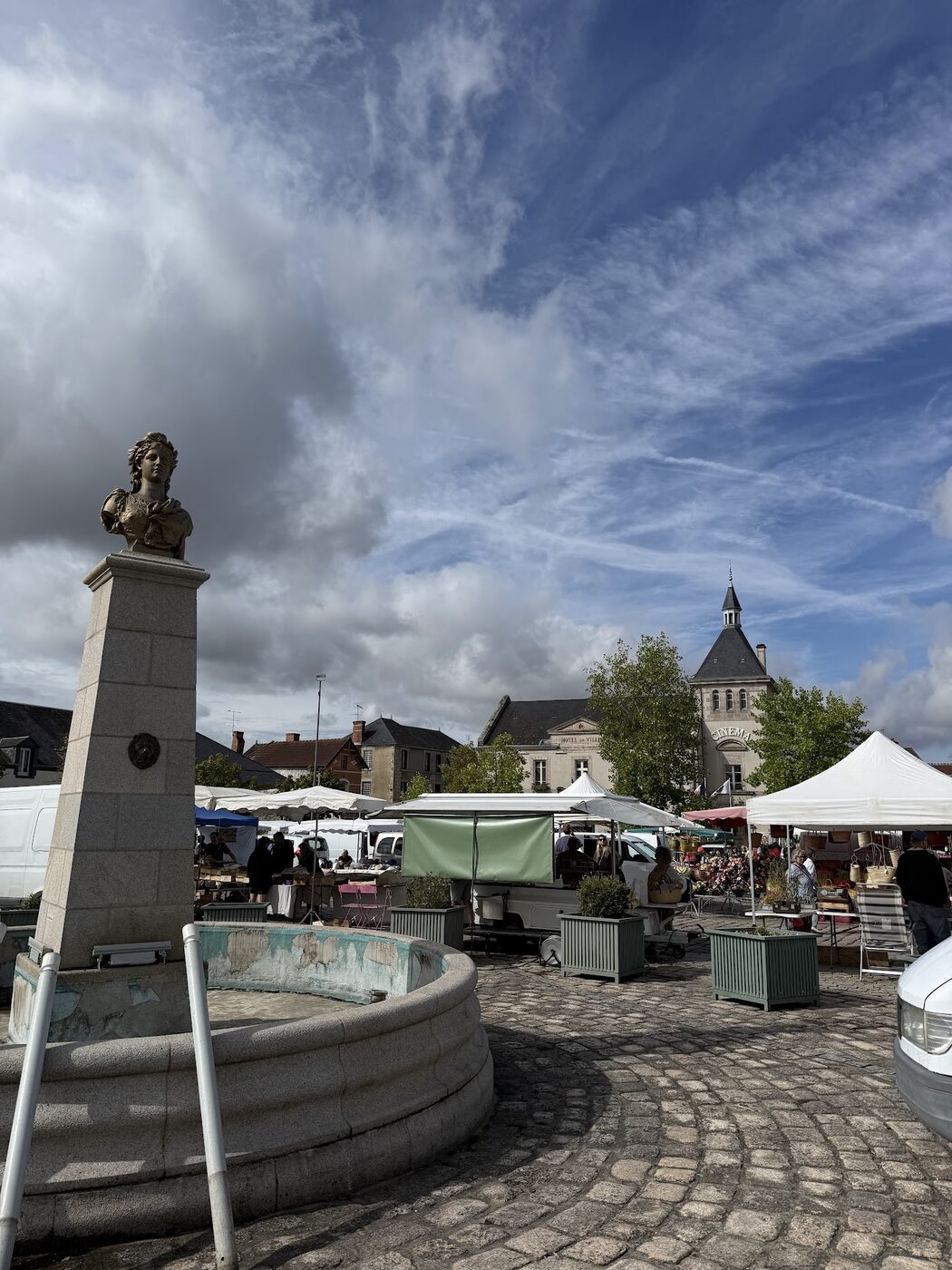 Marktdag. Kramen, een fontein en mensen die de tijd nemen. Dat mis ik hier soms.