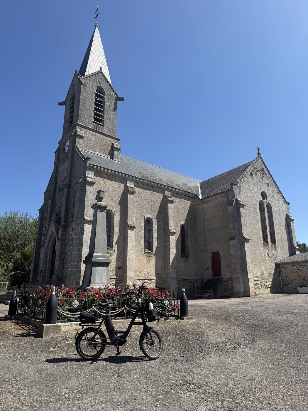 De i:SY P12 Speed met tassen voor een granieten dorpskerk in de Creuse