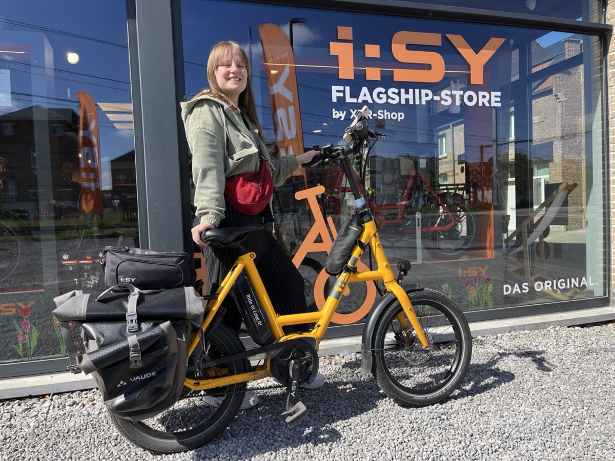 Lien met haar i:SY E5 bij de Flagship-Store